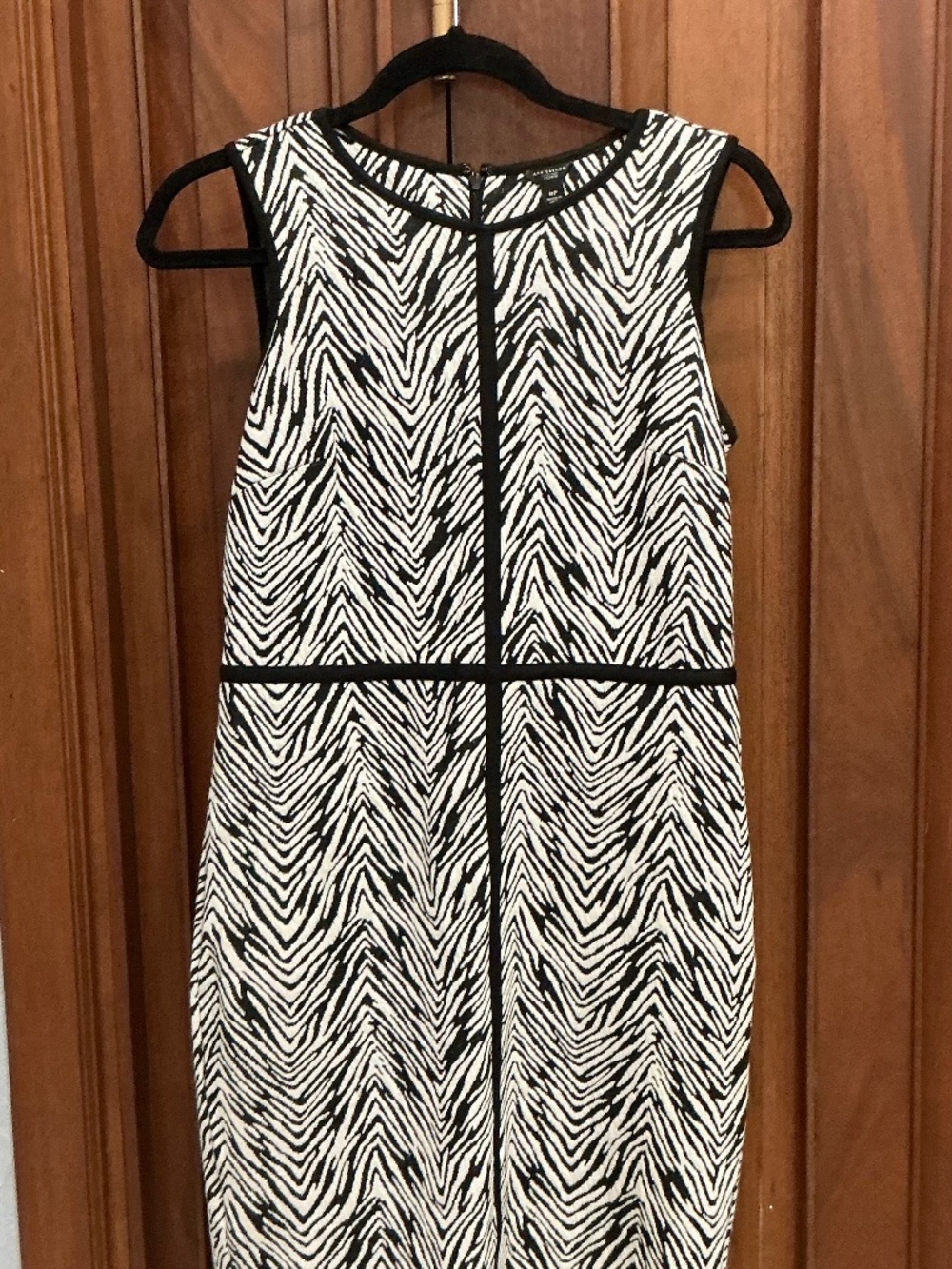 Ann Taylor: Black & White Print Sleeveless Sheath Dress